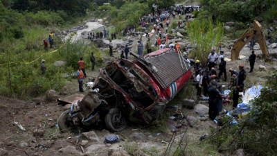 Equipos de rescate bajaron al lugar donde cayó el autobús para hacer el levantamiento de las víctimas.