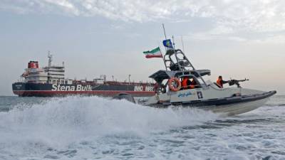 Guardias Revolucionarios iraníes patrullan alrededor de un buque tanque. AFP/Archivo