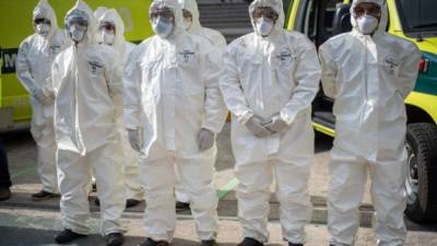 Bomberos guatemaltecos realizan una presentación del equipo para trasladar a las víctimas por Covid 19 en ese país./AFP.