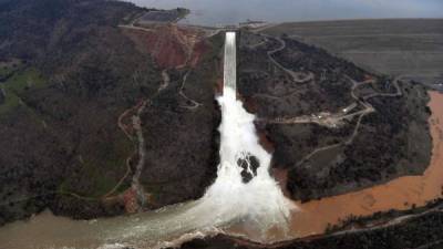 La represa de Oroville es la más alta de los Estados Unidos.