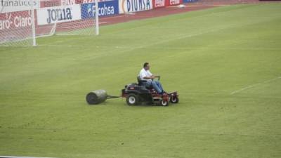 Desde tempranas horas, los encargados del estadio Olímpico hicieron el mantenimiento de la grama.