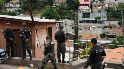 Los militares hondureños hacen recorridos en los diferentes barrios y colonias.