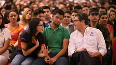 El mandatario Hernández compartió con los jóvenes beneficiados con las becas.