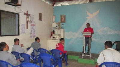 Algunos de los privados de libertad aprovechan las fiestas de diciembre para orar y meditar en la palabra de Dios en la capilla.