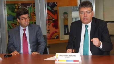 El ministro colombiano de Hacienda, Mauricio Cárdenas, a la derecha.