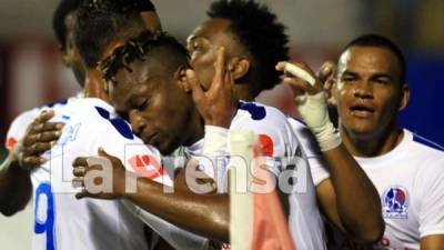 Kevin Álvarez es felicitado por sus compañeros tras marcar el gol del triunfo del Olimpia ante UPN. Foto Ronald Aceituno