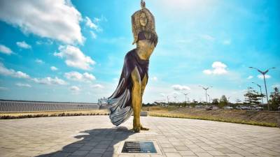 La estatua de bronce de la cantante colombiana Shakira.