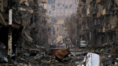 La ciudad de Deir Ezzor luce completamente destruida por los choques armados.