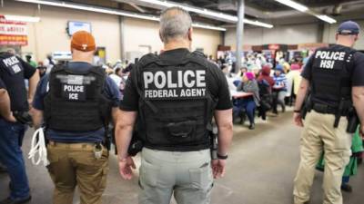 Las siete redadas el miércoles en Misisipi, en el sureste, dejaron a muchos niños solos y dependiendo de los vecinos para tener qué comer y dónde dormir. Foto: AFP/US Immigration and Customs Enforcement