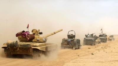 Algunos carros de combate y tanques en la localidad de Al-Shurah, a unos 45 kilómetros al sur de Mosul. Fotos: AFP/Ahmad Al-Rubaye