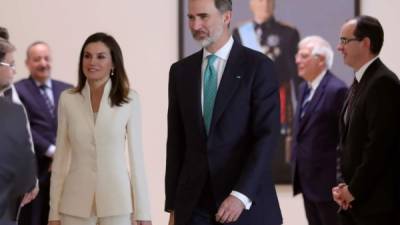 El rey Felipe VI y la reina Letizia, acompañados por las delegaciones ministeriales de España y Marruecos, mantienen hoy un encuentro con escritores marroquíes en lengua española en la residencia del Embajador de España en Rabat, durante la segunda jornada de su visita de Estado a Marruecos. EFE