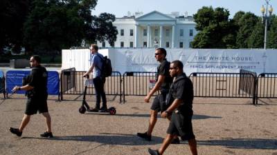 El Gobierno de Donald Trump ordenó la remodelación de la cerca que rodea la residencia presidencial tras los últimos incidentes de seguridad en los que varios individuos han logrado saltar la reja para ingresar a los jardines de la icónica mansión.