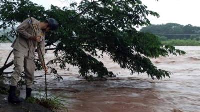 Las fuertes lluvias han provocado la crecida del río Ulúa.