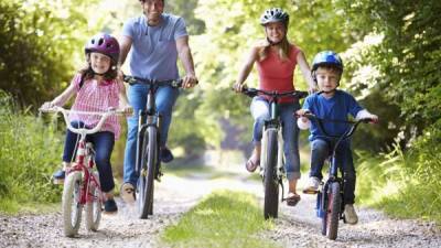 Los padres pueden acompañar a sus hijos a realizar actividades físicas, por lo menos una hora al día.