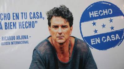 Un cartel del anuncio impreso que hizo Ricardo Arjona para banco Ficohsa.