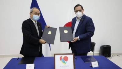 El embajador de Japón Norio Fokuta y el canciller Lisandro Rosales, en representación de Honduras, hicieron el acto de la firma.