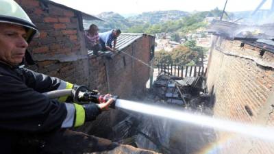 La rápida acción de los elementos del Cuerpo de Bomberos evitó que el fuego se extendiera a otras viviendas.