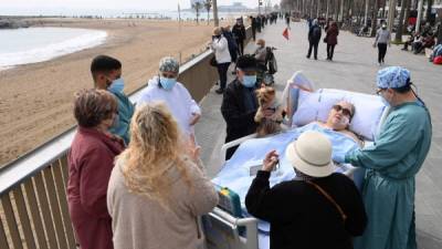 Marta Pascual, 72, paciente de covid en el Hospital del Mar de Barcelona toma aire fresco en las afueras del edificio./AFP.