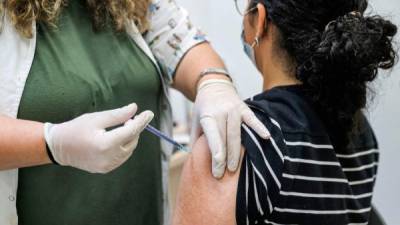 Todas las personas requerirán refuerzos de la vacuna anticovid en el futuro, según estudio./AFP.
