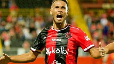 Alex López celebrando su golazo que dio la victoria al Alajuelense contra el Carmelita.