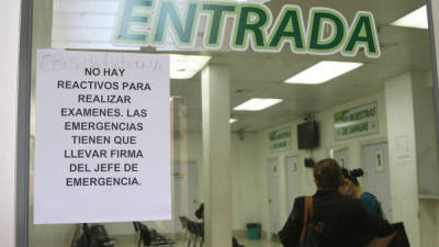 En el área de laboratorio hay un rótulo que indica al paciente que no hay reactivos.