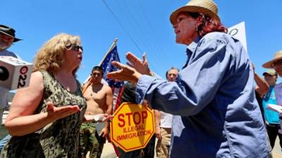 Los antiindocumentados se enfrentan con grupos de apoyo a indocumentados en Murrieta, California.