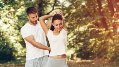 Establezca una rutina de ejercicio diario, puede hacerlo en pareja.