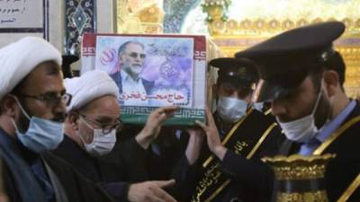Fakhrizadeh recibió horas fúnebres en la ciudad de Qom. Las autoridades iraníes acusan a los servicios secretos israelíes de ser los responsables del asesinato.