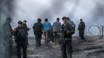 Migrantes centroamericanos, que viajan en una caravana, son detenidos por agentes de la patrulla fronteriza de los EEUU. Foto: AFP