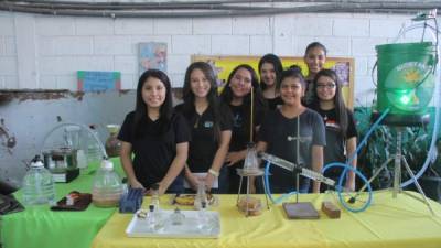 Las estudiantes de primero de bachillerato presentaron con entusiasmo su proyecto de bioetanol, mismo que en el mes de agosto ganó el primer lugar durante una competencia a nivel colegial que se realizó en la Universidad Pedagógica.