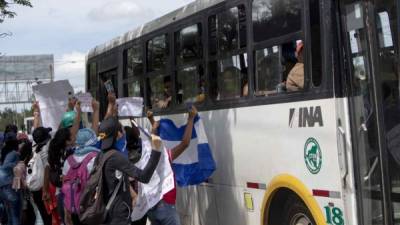Jóvenes con banderas de Nicaragua participan de un plantón hoy, lunes 1 de octubre de 2018, frente a la Universidad Centroamericana (UCA), en Managua (Nicaragua). EFE