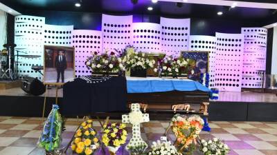 Con mucha templanza, <b>doña Rosa Emérita Zandoval Paz</b>, permanece en la velación de su hijo <b>Maynor Suazo</b>, el hondureño que perdió la vida durante el colapso de un puente en Baltimore, Estados Unidos, el pasado 26 de marzo del presente año.