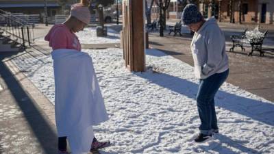 Elvia Garay de 39 años y su hija Jakeline, 16, originarias de Puerto Cortéspermanecen en la Basílica de San Albino en Nuevo México.