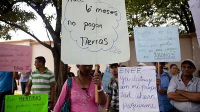 Decenas de pobladores del departamento oriental de Olancho, donde se construye un proyecto hidroeléctrico que está paralizado desde hace varios meses protestan frente a la Casa Presidencial en Tegucigalpa hoy, martes 5 de agosto de 2014, exigiendo al Gobierno de Honduras el pago total de sus tierras que serán afectadas con la obra. EFE