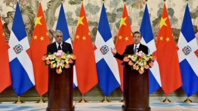 El ministro de exteriores de China, Wang Yi y el canciller dominicano Miguel Vargas sellaron la nueva alianza entre Pekín y Santo Domingo./AFP.