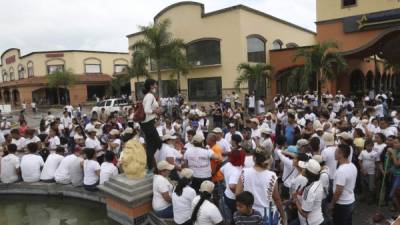 Los voluntarios llevaron escobas, rastrillos, recogedores y bolsas de basura para dejar el centro de la ciudad libre de desperdicios y basura que ocasionaron los disturbios.