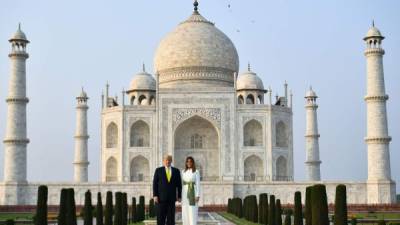 Donald y Melania Trump iniciaron una gira de dos días en la India con una visita histórica al Taj Mahal, el histórico monumento al amor en ese país asiático.