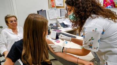 Israel acelera la vacunación de niños y adolescentes tras el repunte de casos por la variante Delta./AFP.