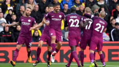 Manchester City's Argentinian striker Sergio Aguero (C) celebrates, with teammates, scoring the team's second goal during the English Premier League football match between Watford and Manchester City at Vicarage Road Stadium in Watford, north of London on September 16, 2017. / AFP PHOTO / Ben STANSALL / RESTRICTED TO EDITORIAL USE. No use with unauthorized audio, video, data, fixture lists, club/league logos or 'live' services. Online in-match use limited to 75 images, no video emulation. No use in betting, games or single club/league/player publications. /