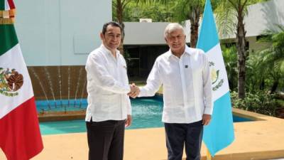 El mandatario electo de México, Andrés Manuel López Obrador, y el presidente guatemalteco, Jimmy Morales, se reunieron este martes en Chiapas./AFP.