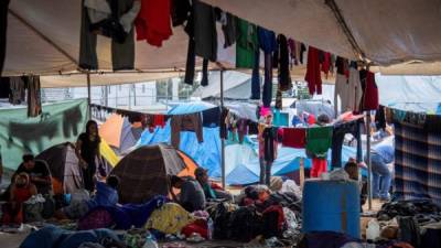 Las caravanas de migrantes que entraron a México a finales de octubre y confluyeron en Tijuana en las últimas semanas, están cerca del punto crítico ante su hacinamiento en un albergue de esta ciudad fronteriza.
