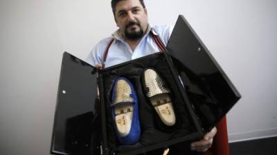 Los zapatos requieren 230 gramos de oro son hechos a base de un escáner en 3D del pie.
