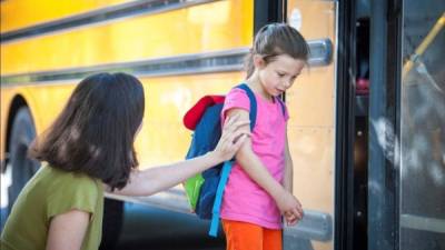 Los expertos recomiendan a los padres hablar cada día con los hijos y tomarse el tiempo necesario para escucharlos.