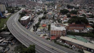 Una de las principales avenidas de Caracas lucía ayer vacía del tráfico regular debido al paro de 48 horas.