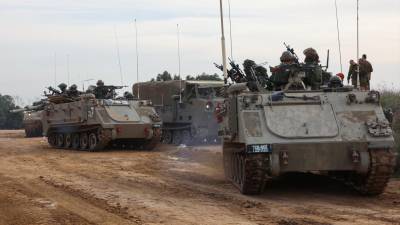 Tropas israelíes en la frontera listos para atacar en la Franja de Gaza.