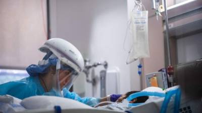 La enfermera Yeni Sandoval atiende a un paciente infectado con covid 19 en el hospital Providence Cedars-Sinai de Tarzana, California./AFP.