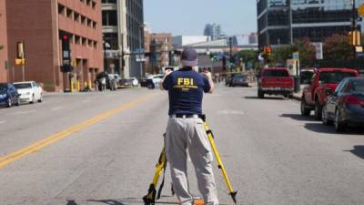 Agentes del FBI investigan la balacera donde murieron cinco policías en Dallas, Taxas, EUA. AFP