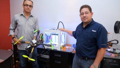 Eduin Figueroa (camisa azul) y Reniery Medina muestran una de las impresoras y un drone de su fabricación. Fotos: Yoseph Amaya