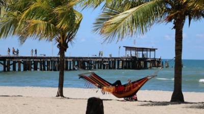 Las playas de Tela son visitadas por centenares de turistas. Foto: Efraín V. Molina