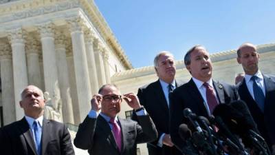 Abogados explican el veredicto frente a la Corte Suprema de EUA en Washington.